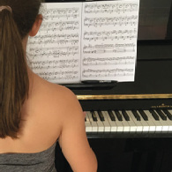 Klavierschüler/in, Noten, Tastatur, Klavier, Piano, Rücken