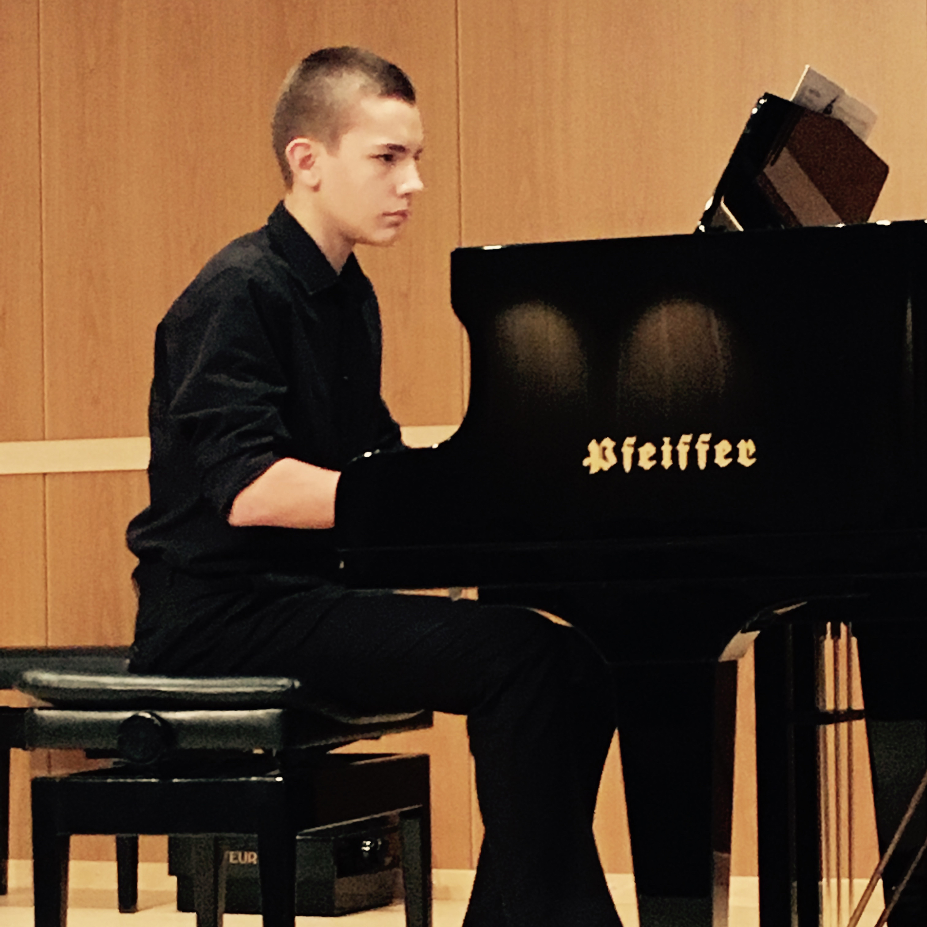 Vorspiel, Flügel, schwarz